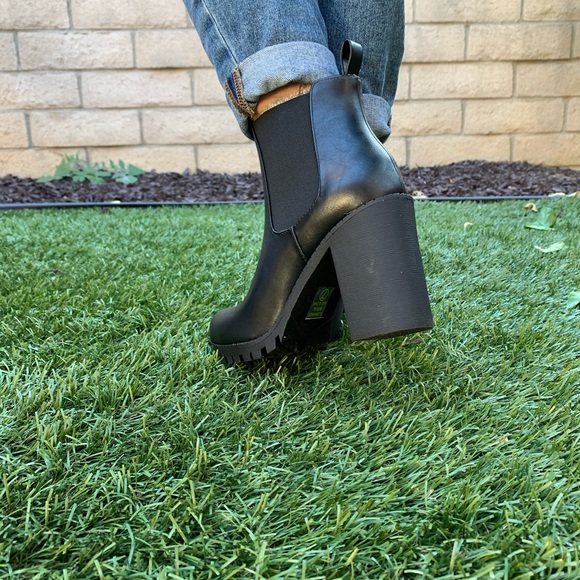 Women Faux Leather Chelsea Ankle booties - Picture 7 of 8